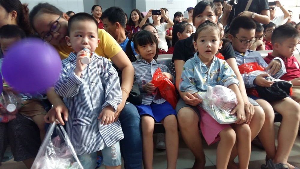 Lẽ ra hôm nay các cháu tựu trường cùng bạn bè. Ảnh: Nguyễn Hùng