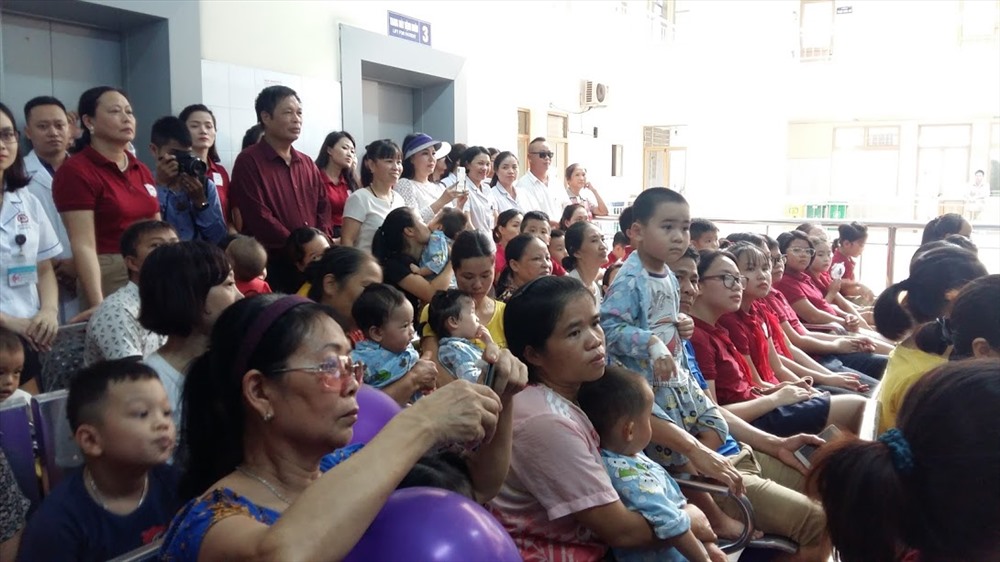 Đông đảo phụ huynh, nhân viên bệnh viện dự buổi lễ. Ảnh: Nguyễn Hùng