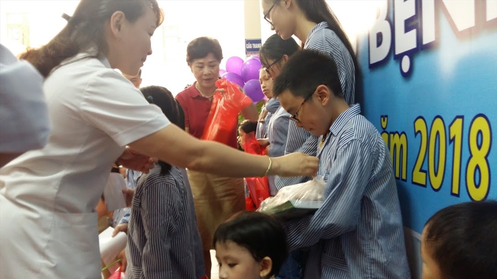 Lãnh đạo bệnh viện và trường Đoàn Thị Điểm tặng quà cho các cháu. Ảnh: Nguyễn Hùng