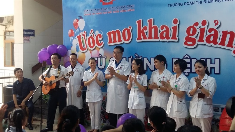 Các y-bác sĩ, nhân viên BV Đa khoa tỉnh Quảng Ninh biểu diễn văn nghệ mừng năm học mới. Ảnh: Nguyễn Hùng