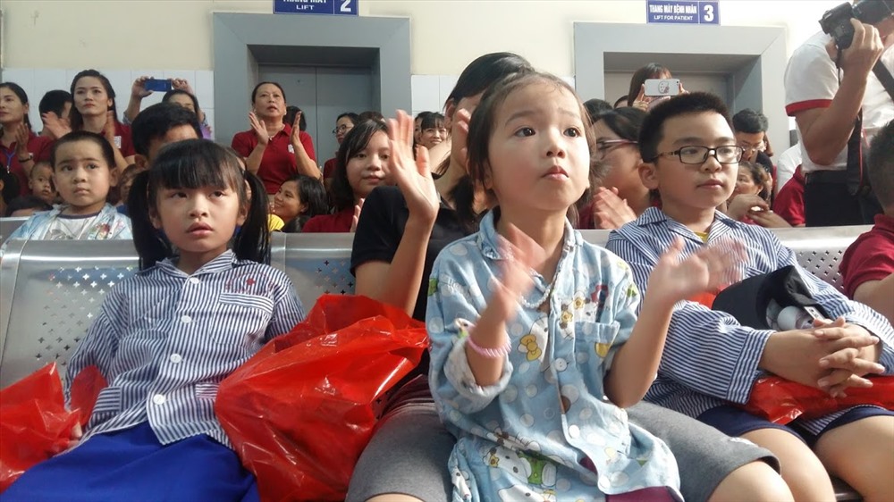 Không được tựu trường cùng bạn bè, nhưng các cháu cũng có một lễ khai giảng ý nghĩa trong bệnh viện. Ảnh: Nguyễn Hùng