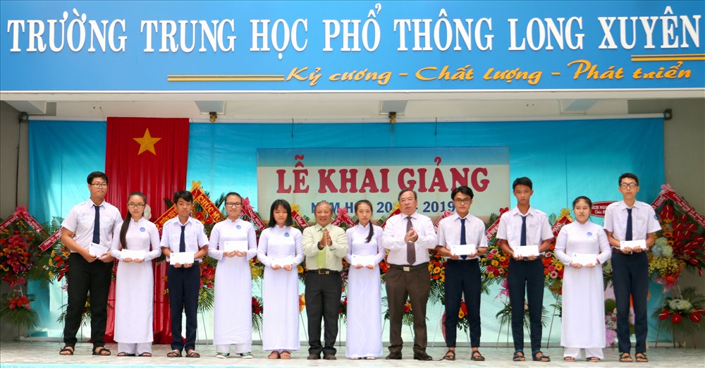 Sân khấu không có lãnh đạo phát biểu mà chỉ có phát thưởng cho học sinh đạt thành tích cao. Ảnh: LT