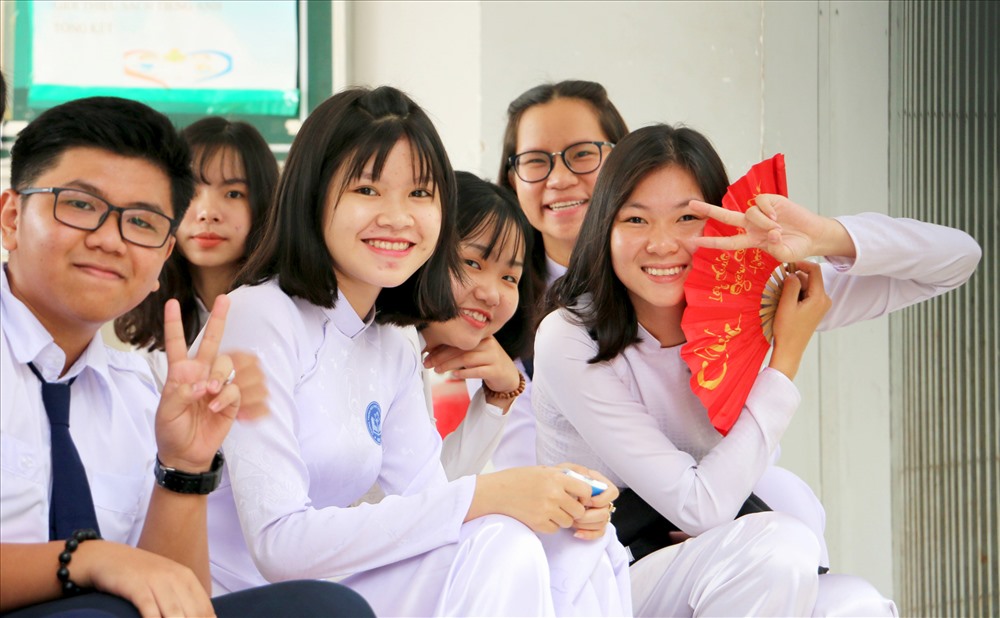 Học sinh phấn khởi trong ngày khai giảng đổi mới. Ảnh: LT