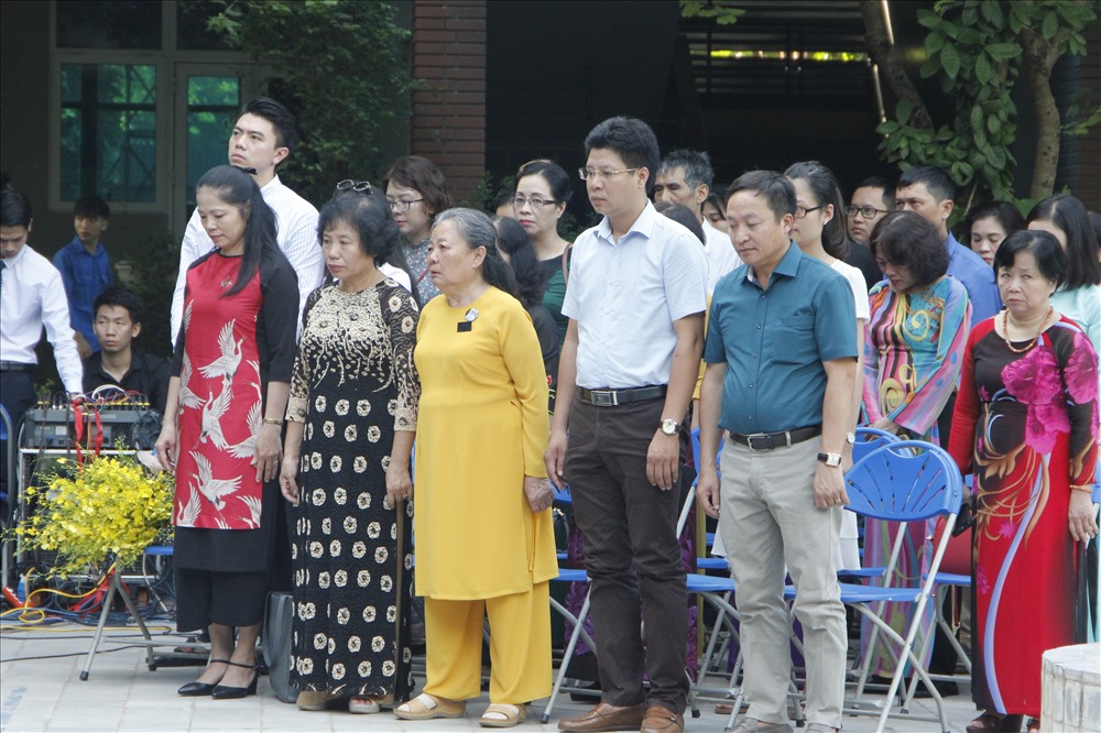 Cô Oanh mặc chiếc áo dài màu vàng trong ngày năm học mới. Ảnh: Nguyễn Hà