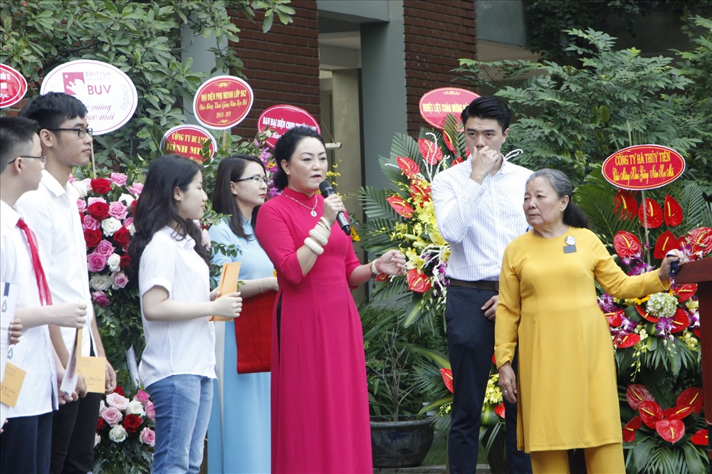Cô Oanh lặng lẽ nhìn học trò với những thành tích cao trong học tập. Ảnh: Nguyễn Hà