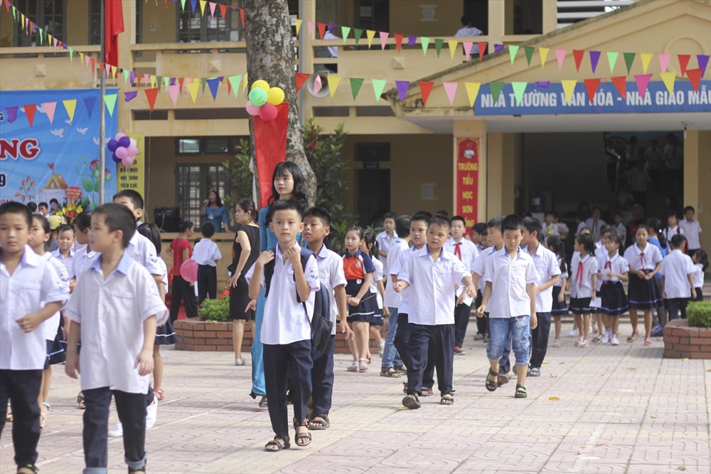 Sau lễ khai giảng, tiết học đầu tiên kết thúc, các học sinh được ra về.