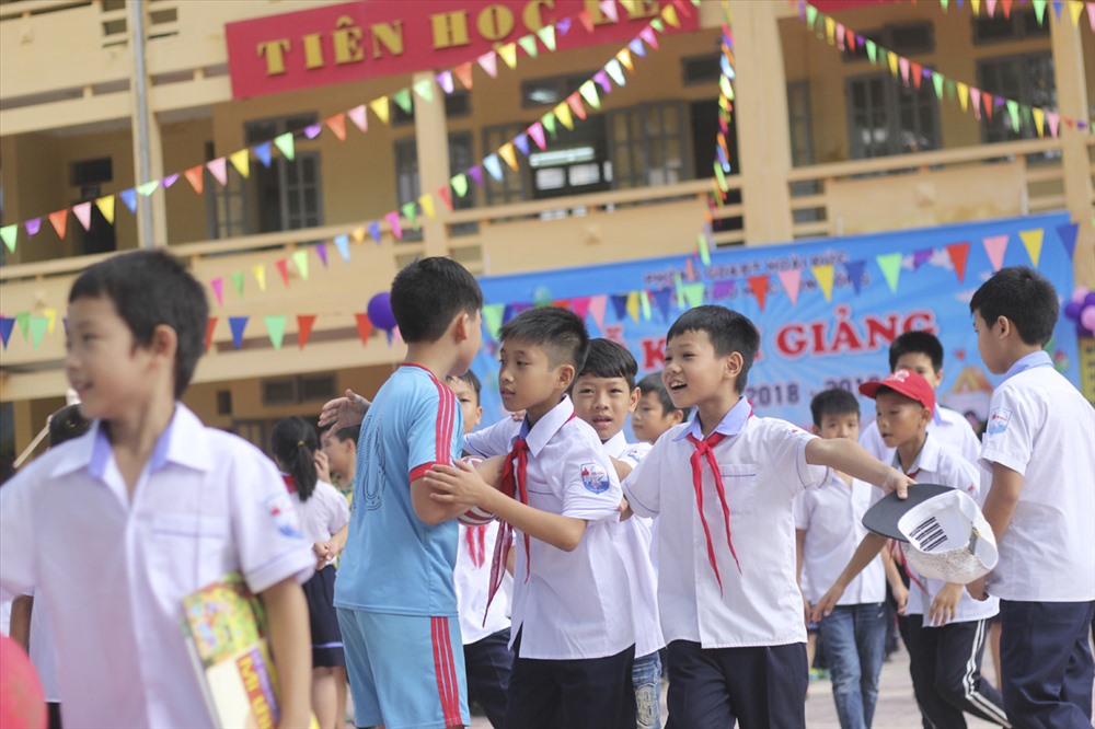 Vui mừng khi gặp bạn trong năm học mới.