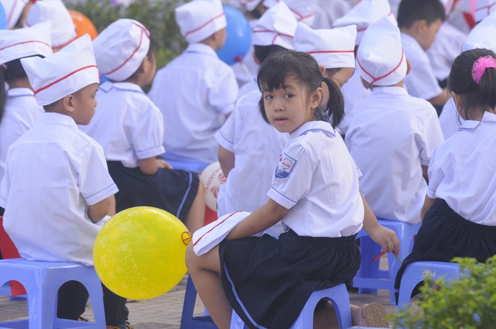 Nhiều phụ huynh đang rất băn khoăn về những khoản thu của nhà trường trong năm học mới, tuy nhiên họ vẫn mong muốn con em mình có được ngày khai trường vui vẻ, ý nghĩa.