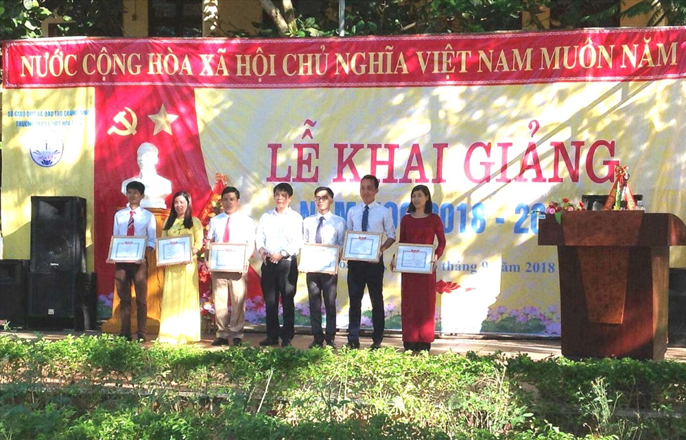 Buổi lễ được rút ngắn với phần trao thưởng nhanh gọn. Ảnh: Trần Ánh Dương