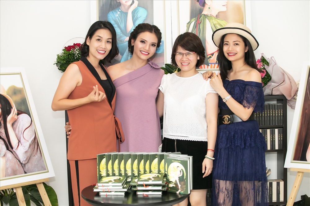 Ca sĩ Phạm Phương Thảo và diễn viên Hà Hương, diễn viên Kiều Anh, nhà báo Hà Sơn trong ngày ra mắt tập thơ đầu tay.