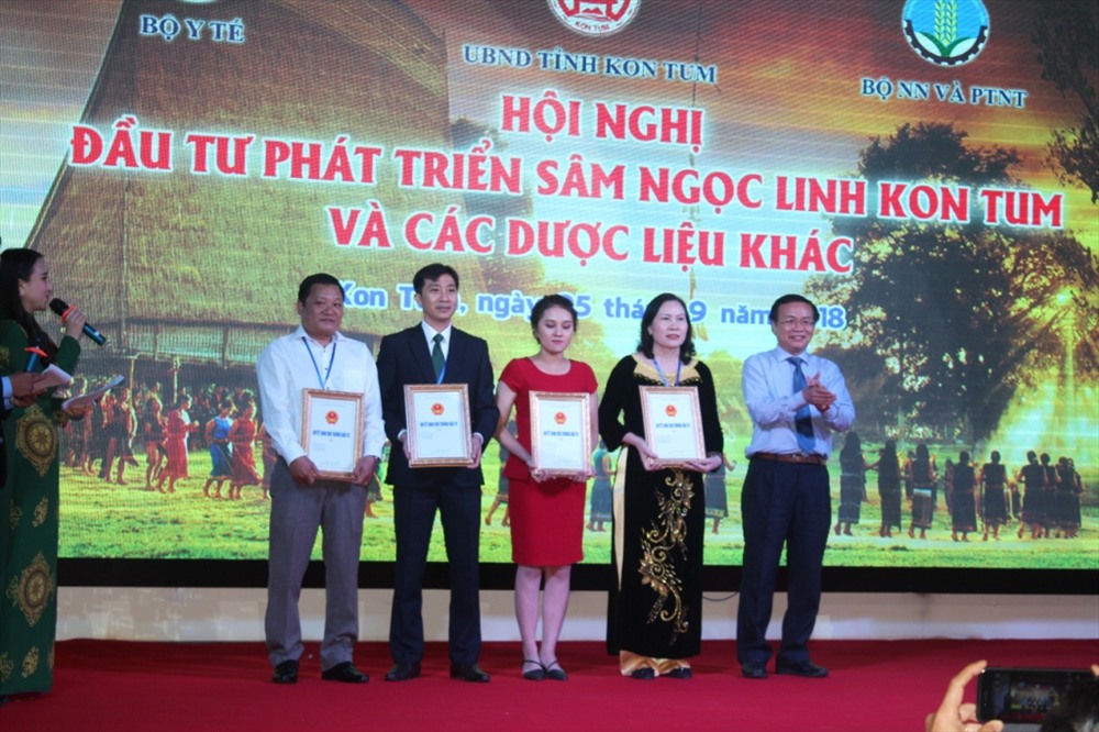 Tỉnh Kon Tum trao quyết định chấp thuận chủ trương đầu tư cho đại diện 6 dự án với tổng vốn hơn 1.500 tỷ đồng. Ảnh Đình Văn