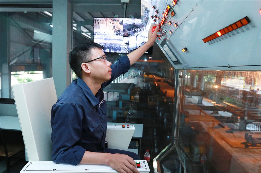 Công nhân tại phòng điều khiển dây chuyền Nhà máy Thép Việt Đức. Cách mạng công nghiệp 4.0 sẽ tác động lớn đến người lao động và doanh nghiệp Việt Nam.