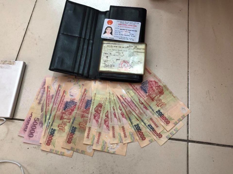 Bóp tiền của chị N. bị Tuấn và Phương cướp