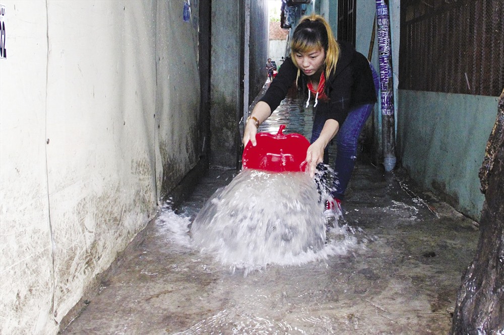 Nước tràn vào các khu nhà trọ, công nhân phải be bờ, tát nước ra ngoài.