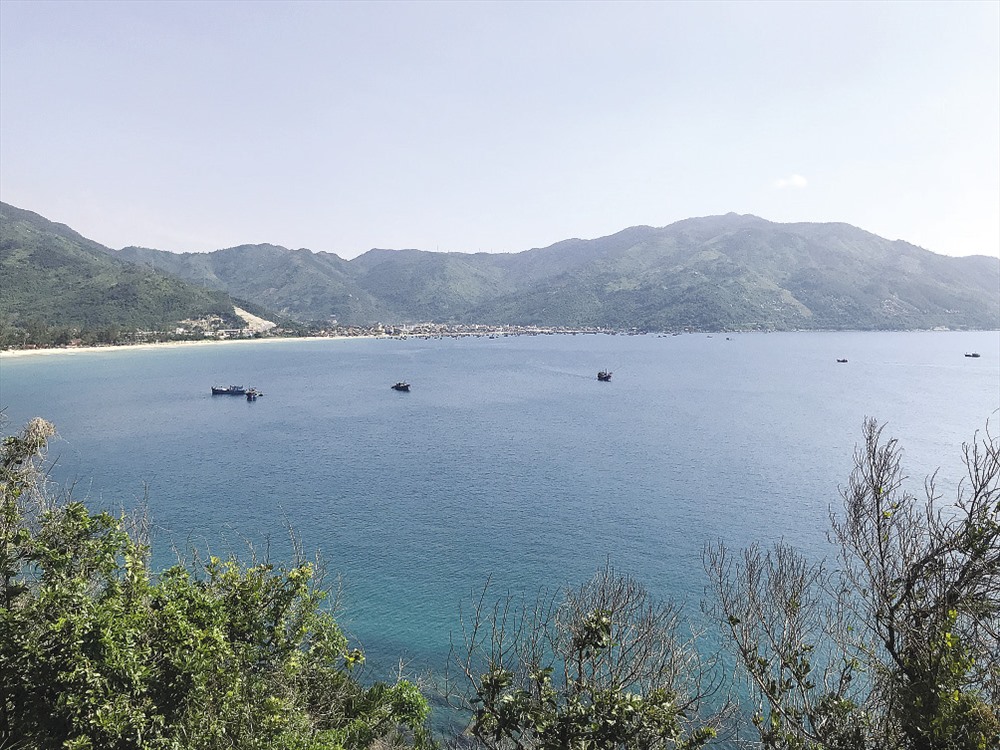Làng chài Đại Lãnh nhìn từ trên đèo Cả.