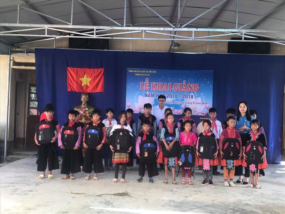 Lãnh đạo LĐLĐ tỉnh Sơn La, LĐLĐ huyện Mộc Châu trao quà cho học sinh Trường THCS Nà Tân.