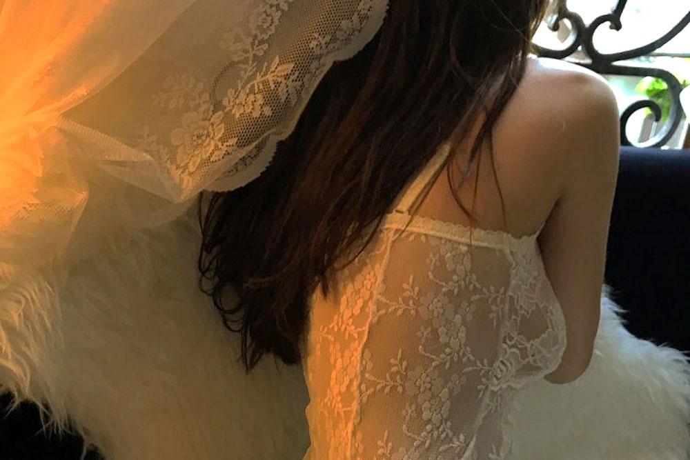 Bức ảnh diện váy mỏng tang để lộ vòng 1 của Chi Pu.