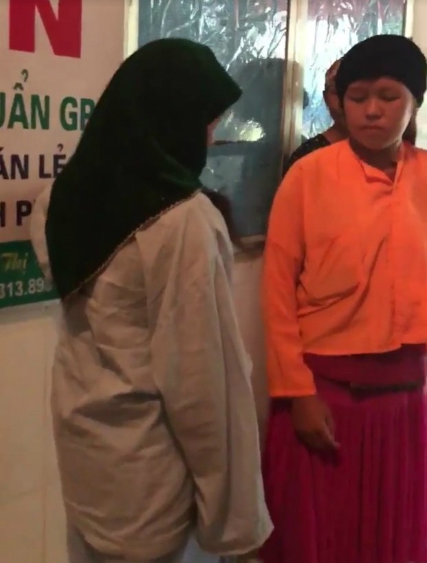 Sản phụ đang được mọi người thuyết phục vào mổ đẻ. Ảnh: Cắt từ clip