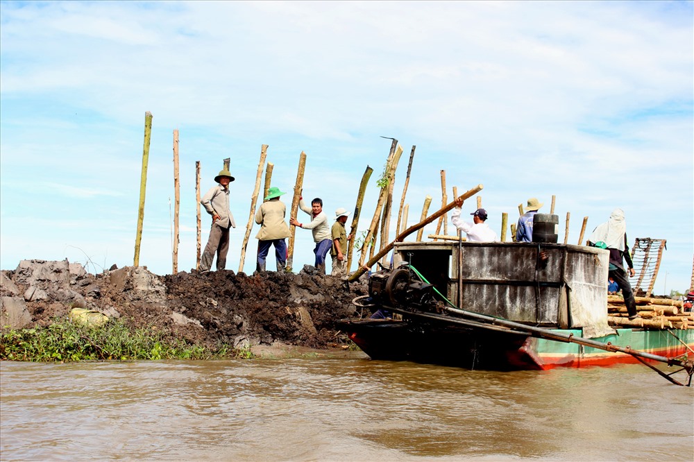 Địa phương huy động người dân đến bảo vệ các điểm đê xung yếu. Ảnh: Lục Tùng