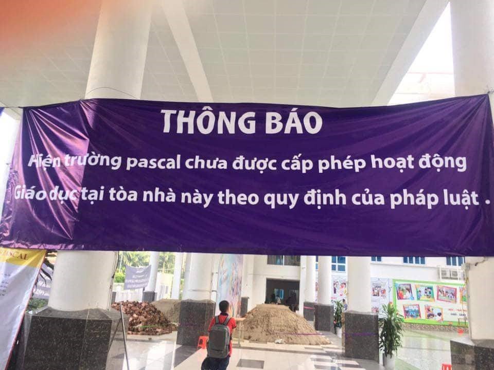 Nhiều băng rôn to hơn tiếp tục được căng tại trường. Ảnh: NH