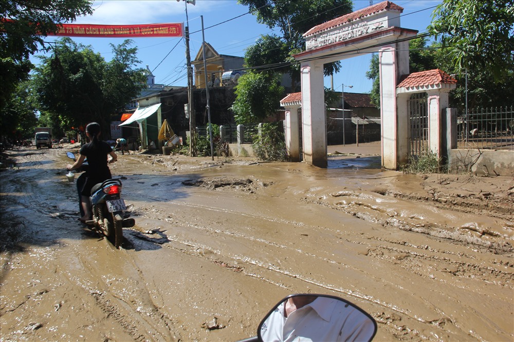 Cổng làng thôn Phong Ý, xã Cẩm Phong.