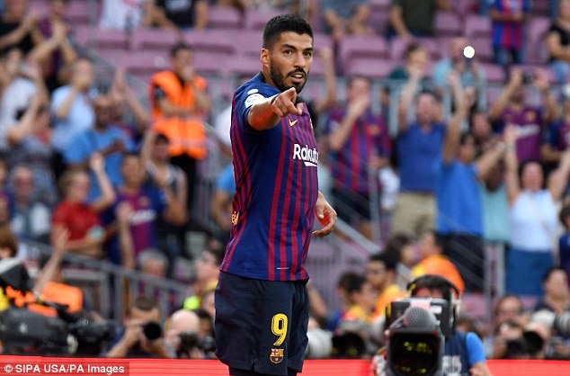 Suarez luôn chào đón Pogba tại Catalunya. Ảnh: PA.