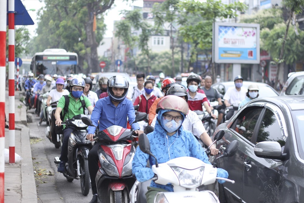 Tắc đường mỗi sáng trên đường Láng. Ảnh Trần Vương