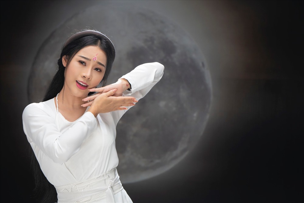 Chính vì hình ảnh cổ trang quá đẹp mà ma mị của Hoa Trần mà khán giả yêu thích cô đặt cho cô cái tên “Mỹ nhân cổ trang”.