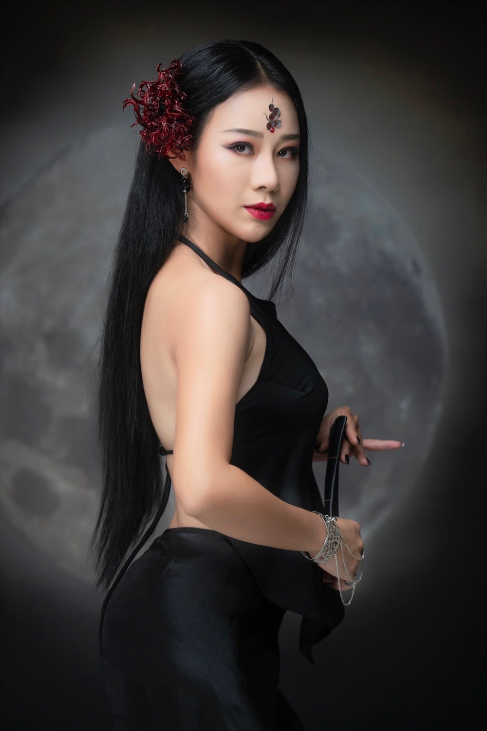 Hoa Trần biến hoá từ thanh khiết đến dữ dằn trong MV cover nhạc phim “Diên Hy Cung Lược”.