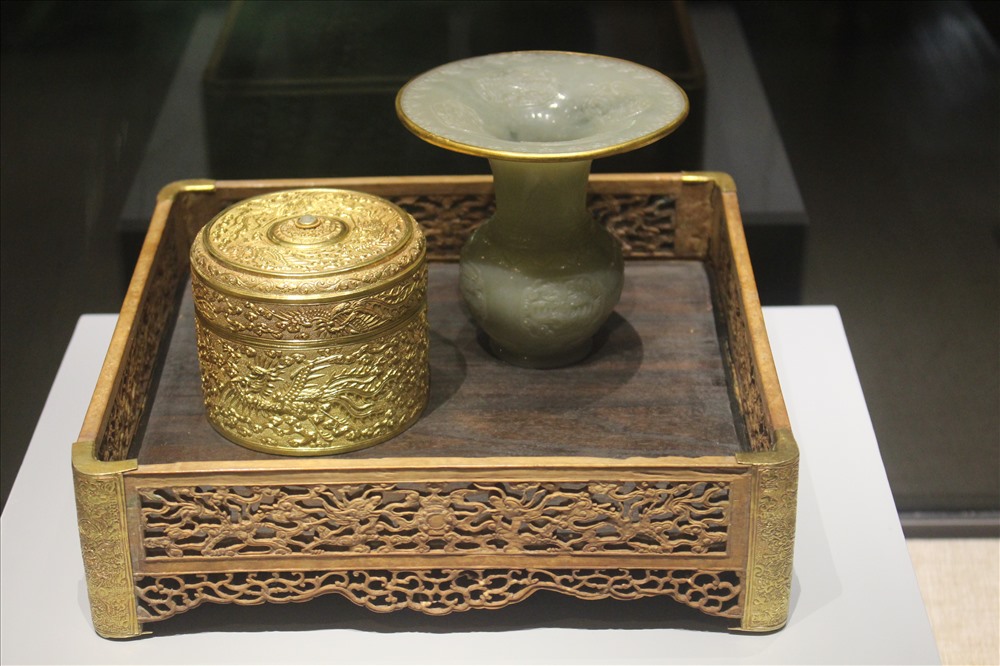 Hộp trầu bằng vàng và ngọc. Triều Nguyễn (1802- 1945). Ảnh: PĐ.