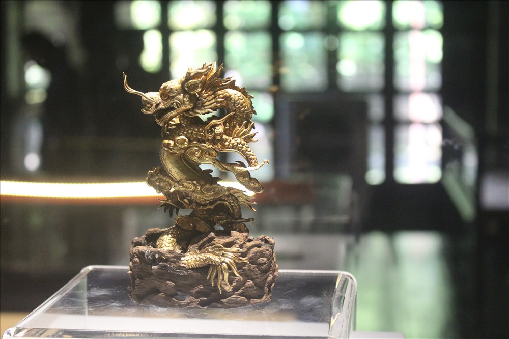 Tượng rồng bằng vàng và gỗ để trang trí phòng của vua. Niên hiệu Thiệu Trị thứ 2 (1842). Ảnh: PĐ.