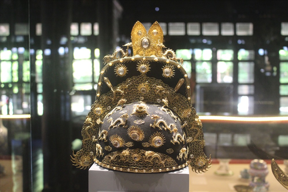 Mũ thượng triều của vua bằng vàng, bạc, đá quý, san hô. Triều Nguyễn (1802- 1945). Ảnh: PĐ.