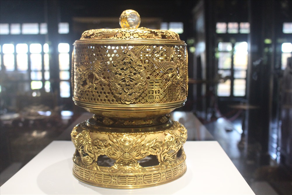 Đài thờ làm bằng vàng, pha lê. Niên hiệu Minh Mạng thứ 20 (1839). Ảnh: PĐ.