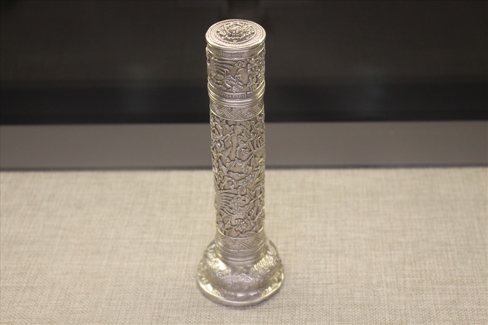 Ống bút bằng bạc. Triều Nguyễn (1802- 1945). Ảnh: PĐ.