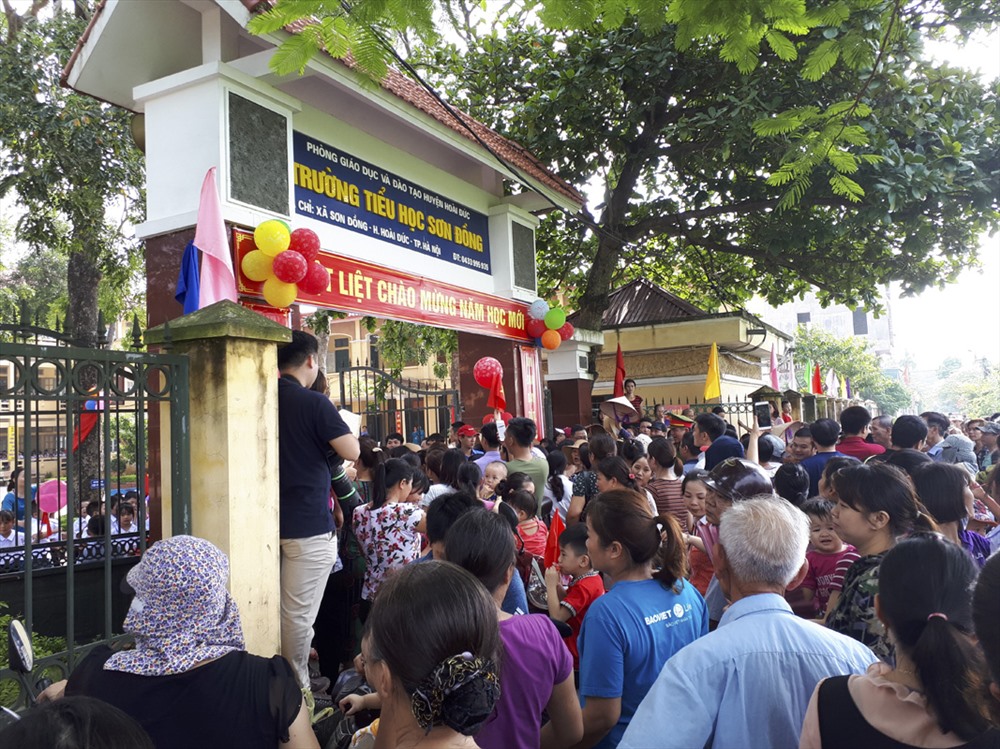Phụ huynh tập trung trước cổng Trường Tiểu học Sơn Đồng (Hoài Đức, Hà Nội). Ảnh Trần Vương