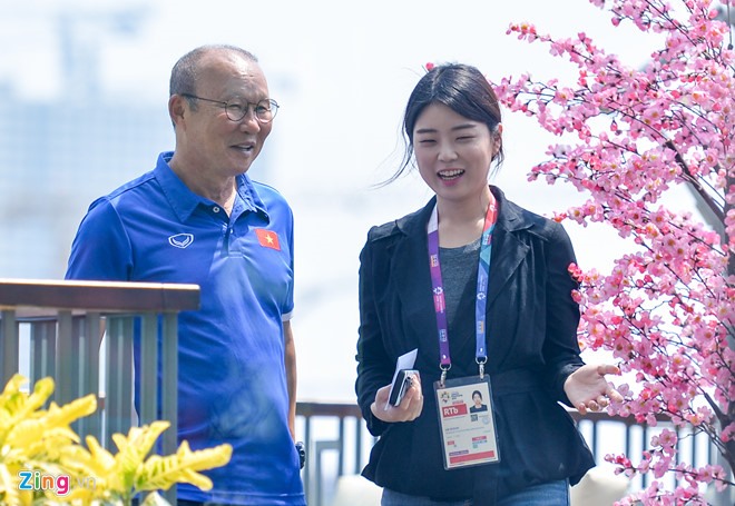 Tưởng như bị lãng quên, HLV Park Hang-seo phút chốc được báo chí quê nhà đặc biệt chú ý. Ảnh: Việt Hùng.