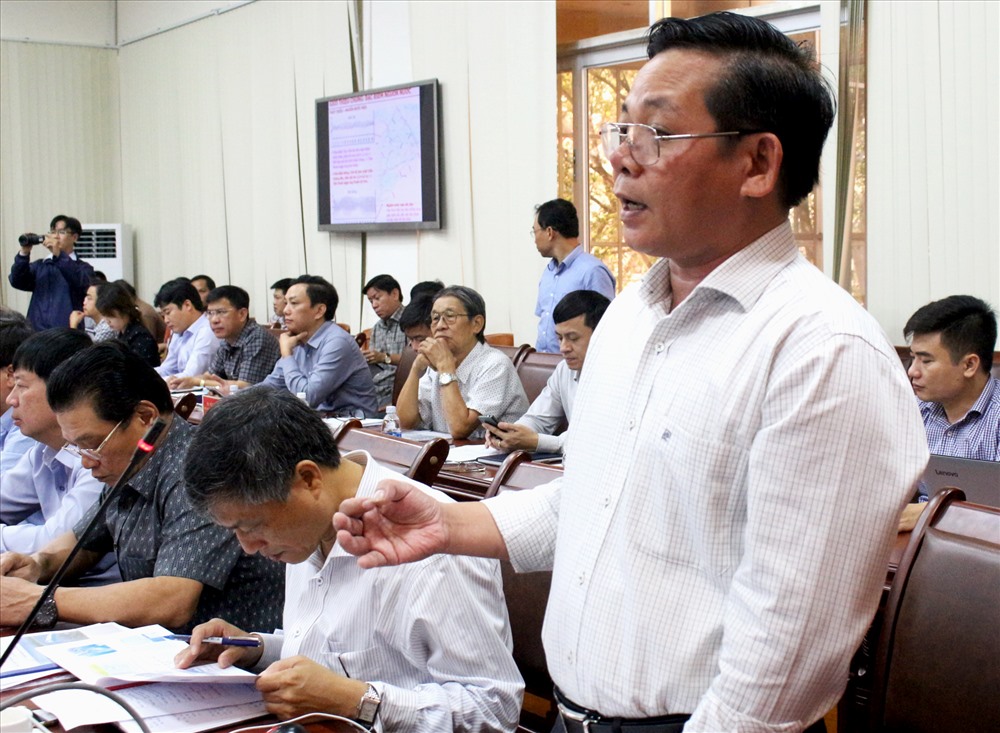 Ông Đỗ Đức Dũng - Viện trưởng Viện Quy hoạch Thủy lợi miền Nam -báo cáo tóm tắt Dự án. Ảnh: Lục Tùng