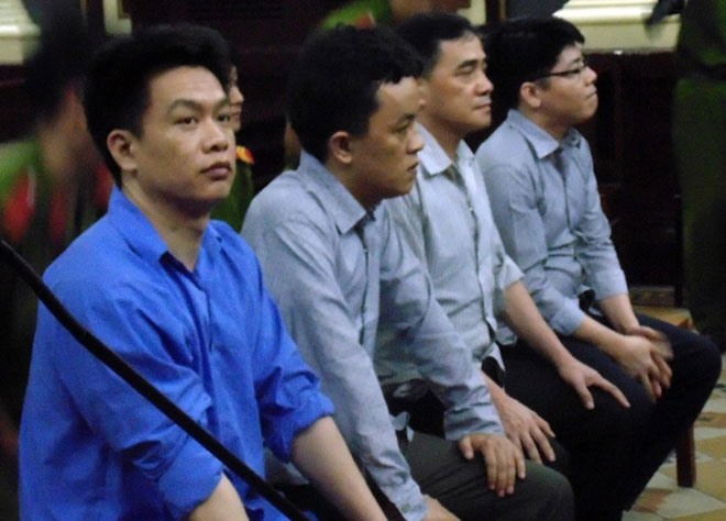Bị cáo Nguyễn Quang Vinh (bìa trái) khẳng định “chính các chủ sa lon là người hưởng lợi 150 tỷ đồng. Tôi chỉ là người làm công tác giao nhận“. Ảnh: H.H