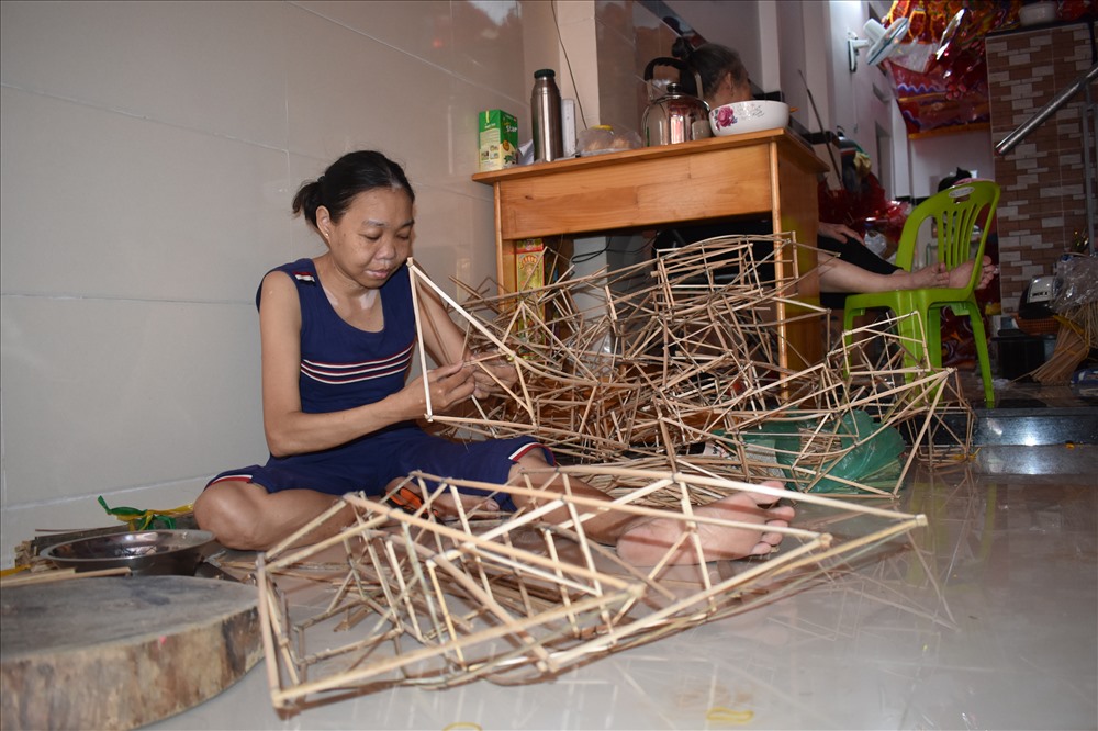 Chị Ánh Loan (41 tuổi) cho biết sau khi ăn Tết Nguyên Đán xong, các hộ gia đình ở đây sẽ bắt đầu làm khung đèn, tháng 4 sẽ bắt đầu gửi khung đến các cơ sở để dán, tháng 6 bắt đầu bán.