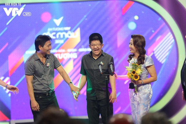 Đạo diễn, diễn viên Quốc Tuấn cùng con trai và ê-kip chương trình “Bản hòa tấu cha và con“.