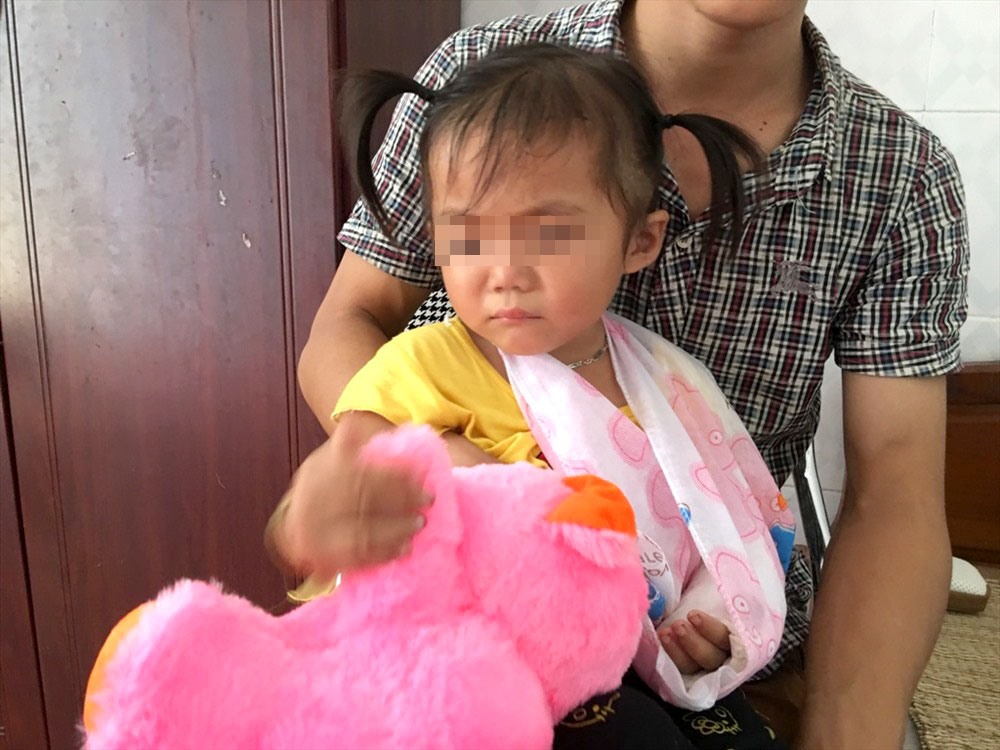 Cháu Sùng Thị Hoài Thương (3 tuổi) đang được điều trị tại bệnh viện.