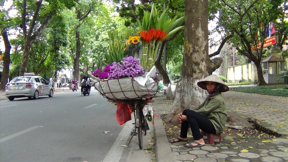 Gánh hàng hoa gần Cửa Bắc - Hoàng Thành Thăng Long.