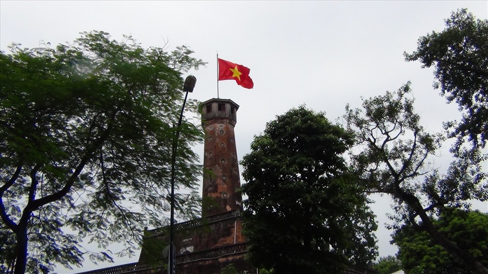 Cột cờ Hà Nội đón nắng thu dịu hiền.