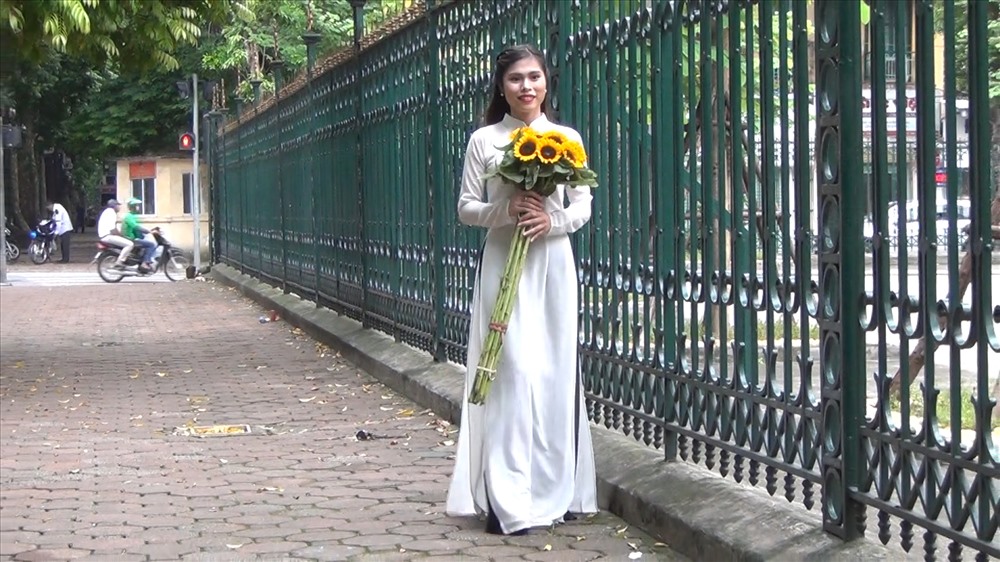 Thiếu nữ áo dài ở đường Phan Đình Phùng.