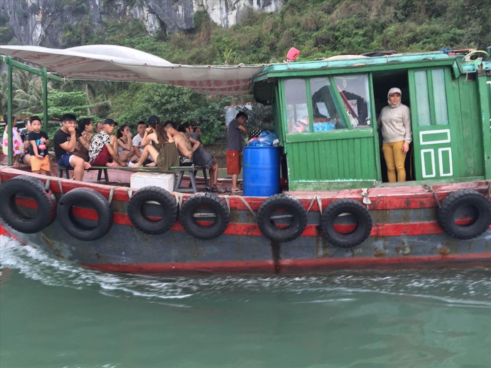 Nhiều tàu đóng giả tàu cá để chở khách trái phép đi thăm vịnh. Ảnh: CTV