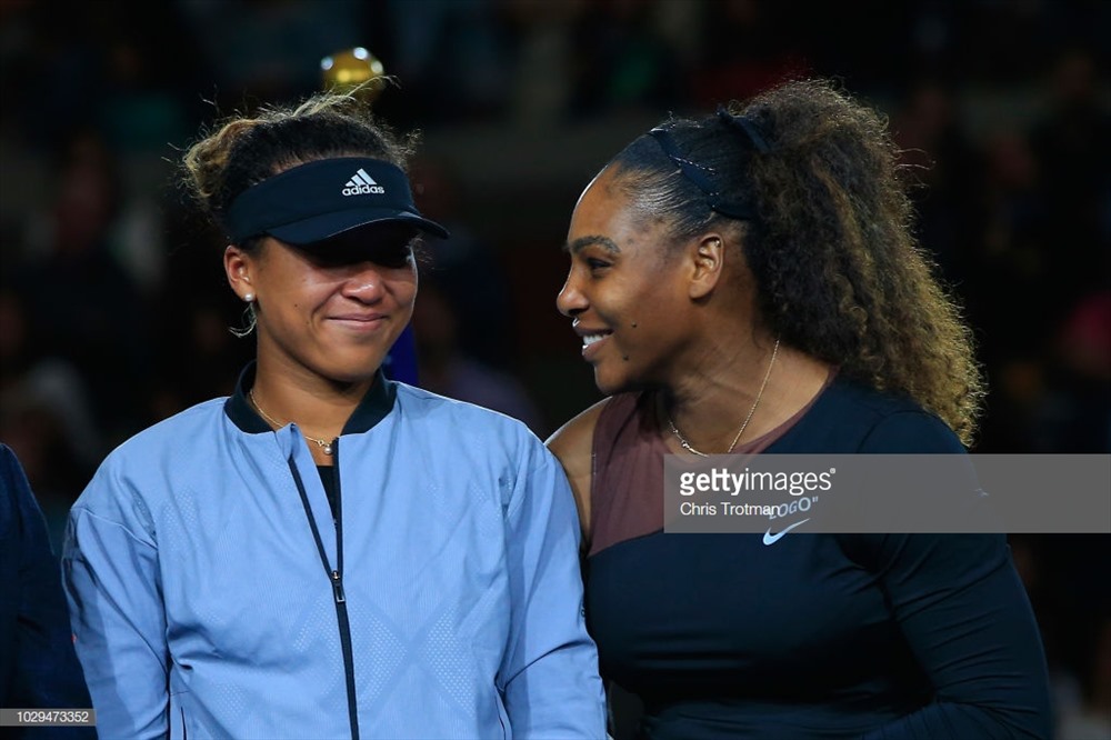 Serena chia vui với người đàn em đang khóc vì hạnh phúc. Ảnh: Getty.