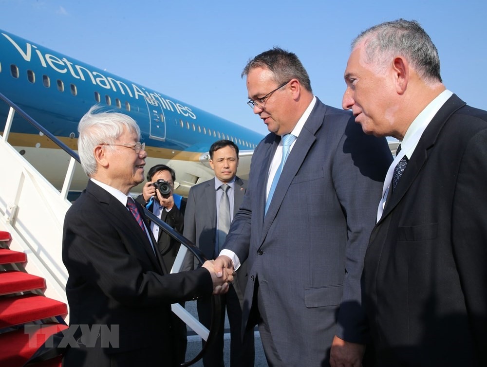 Quốc vụ khanh Bộ Ngoại giao Hungary, Chủ tịch Phân ban hợp tác Hungary-Việt Nam Balogh Csaba, cùng các quan chức Hungary đón Tổng Bí thư Nguyễn Phú Trọng. Ảnh: TTXVN