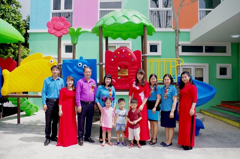 Đại biểu Tổng LĐLĐVN và lãnh đạo CĐ Dệt May VN chụp ảnh lưu niệm tại Trường Mầm non Cty May Đáp Cầu. Ảnh: CĐ Dệt May VN