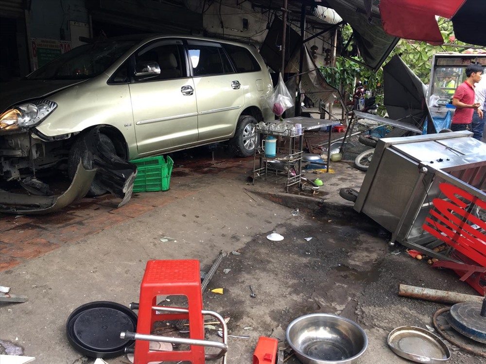 Ô tô đang chạy trên đường bất ngờ tông trúng xe máy rồi lao vào quán ăn.