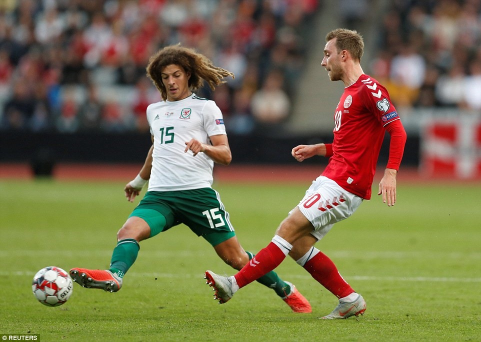 Cầu thủ 17 tuổi Ampadu (trái) có lần thứ tư khoác áo ĐT Xứ Wales. Ảnh: Reuters.